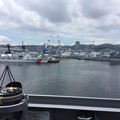 写真: 米海軍横須賀基地に停泊中の掃海母艦うらがから見る風景。。20170805