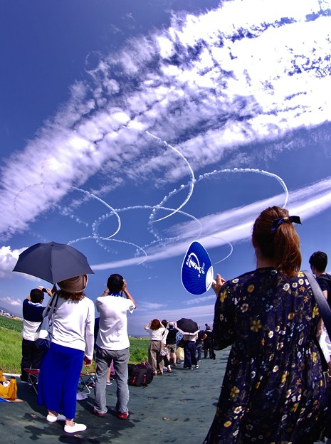 松島基地上空。。復興の願い込めて課目サクラ