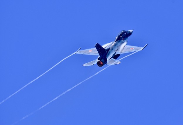 松島基地復興航空祭。。ペイパー出して上昇F-2B