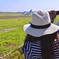 写真: 午後の松島基地復興航空祭。。2回目のブルーインパルスタキシング見守る女子。。