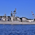 写真: 軍港めぐり 米海軍横須賀基地側に米軍ミサイル駆逐艦マッキャンベル 20170918