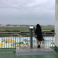 嘉手納基地。。道の駅から飛ばない航空機を眺めて女子。。20171123
