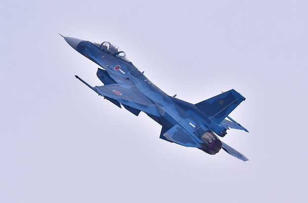 写真: 築城基地航空祭。。低速飛行から一気に上昇F-2戦闘機 機動飛行