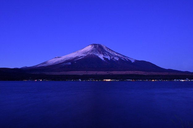 写真: うっすら白く化粧した富士山。。静寂な山中湖 20180102