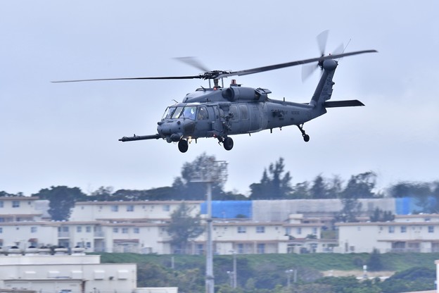 嘉手納の空へ米空軍救難ヘリコプターHH60ペイブホーク 20180108