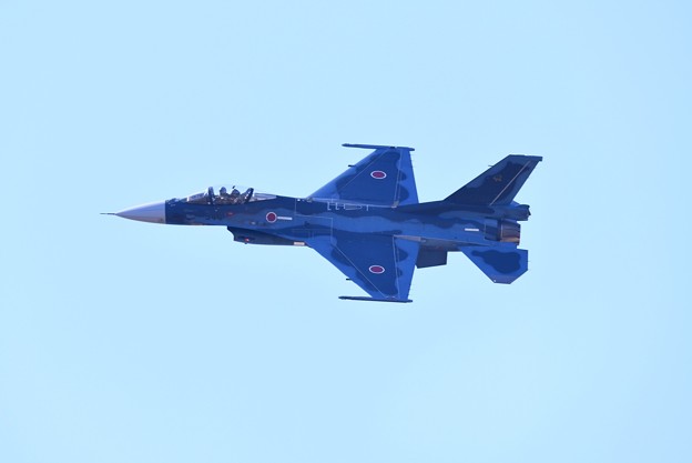 写真: 逆光の芦屋基地内 築城の第8飛行隊F-2機動飛行(1) 20180218