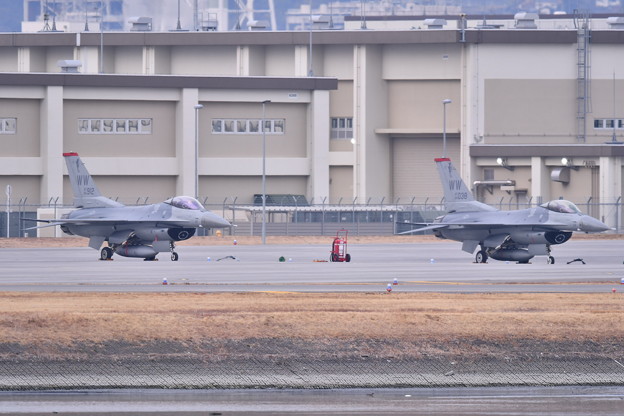 芦屋基地航空祭デモストレーションした三沢のF-16 飛ぶ待って 20180219