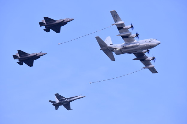 写真: 岩国の米海兵隊航空機による総合デモ飛行 空中給油デモ 20180505