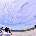 写真: 防府基地航空祭 ブルーインパルス デルタロールへ