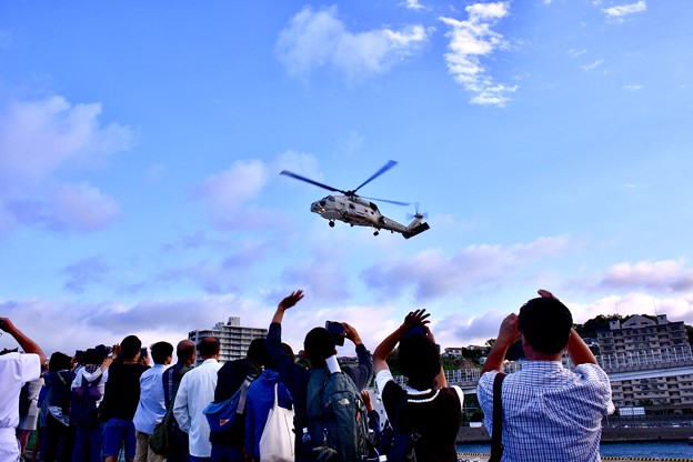 写真: 10月の撮って出し。。観艦式前のフリートウォーク週 横須賀基地一般開放 海自ヘリコプター帰投