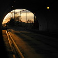 写真: 光り射すトンネル