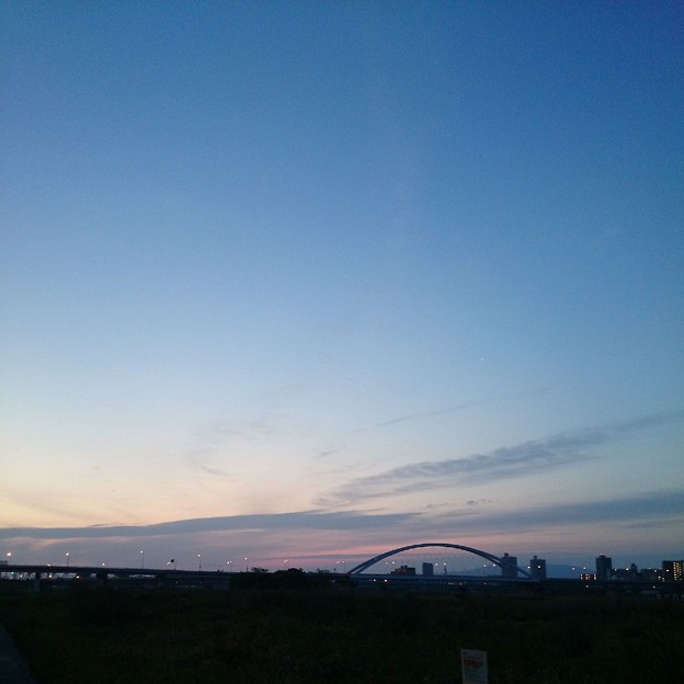 写真: 夜明け前の長柄橋