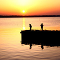 写真: 5月4日　朝日と釣り人