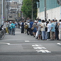 写真: 慈善食事配給に繰り返し並ぶ人たち　DSC01632