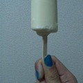 写真: 今日のアイスは旨ミルクのホワイトチョココーティングされたアイスで...