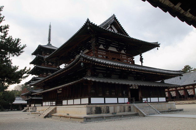 写真: 法隆寺金堂と五重塔
