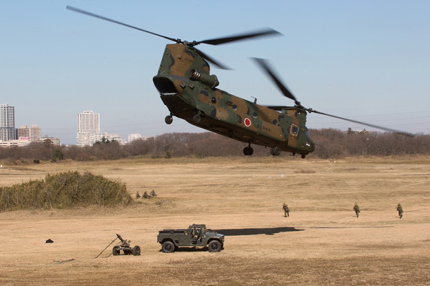 写真: 降下訓練始め21 CH-47