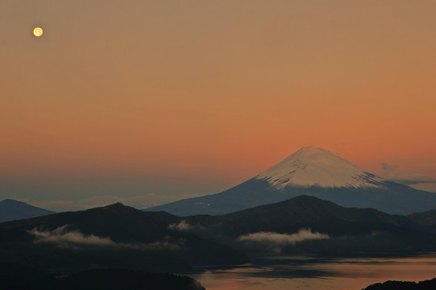 写真: 夜明け前・・・Mt.FUJI