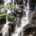 柱状節理の岩を流れ落ちる　布滝