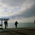 写真: 湖西に鳥居が立つ「白鬚神社」