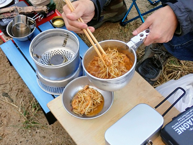 写真: キャンプ飯　ホルモンのモヤシ炒め