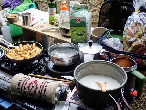 写真: 朝食のキャンプ飯