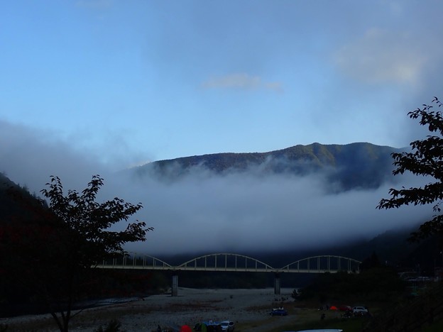 写真: 雲海の下で迎える朝