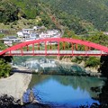 写真: 十津川温泉郷の赤い橋