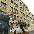 写真: 国立神戸移民収容所（神戸移住センター）と「ブラジル移民発祥の地」石碑
