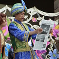 写真: マジーク　アラビの新聞を読む