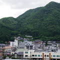 「山間の街」