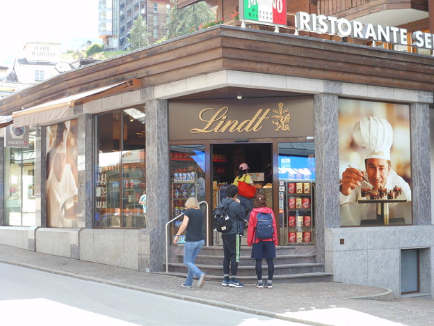 写真: スイス・チョコレートのリンツ本店