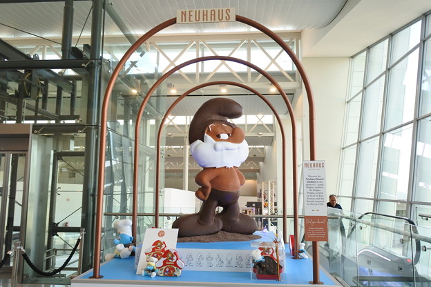 写真: ブリュッセル空港＊ノイハウスのチョコレートでできたマスコット