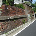 写真: あらかわ遊園近くの煉瓦塀(2007/4)