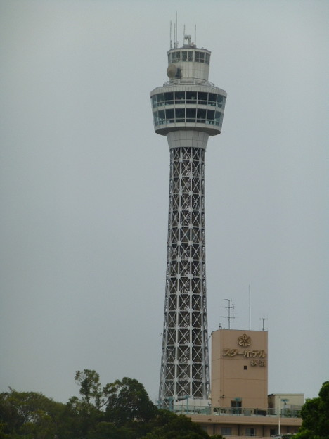 写真: 横浜港のシンボル　マリンタワー