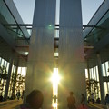 写真: ツインタワーに挟まれる夕日