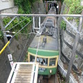 写真: 極楽寺トンネルからでてくる江ノ電