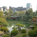 写真: 約20,000mの池泉回遊式日本庭園