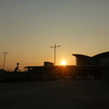 写真: 早朝の駅前