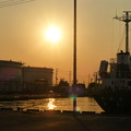 写真: 朝焼けと港