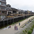 写真: 京都の風物詩　鴨川の納涼床