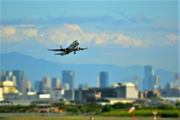 大阪国際空港　飛行機の離陸
