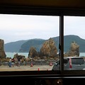 写真: 店内から橋杭岩が眺められる