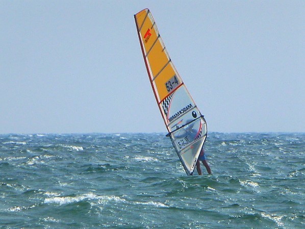 風と波を楽しむウインドサーフィン