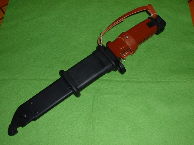 有井(アリイ　旧LS）「AK-74銃剣」塗装済み　鞘に納まった状態　ただしランヤードは皮製の自作　(Doburoku-T