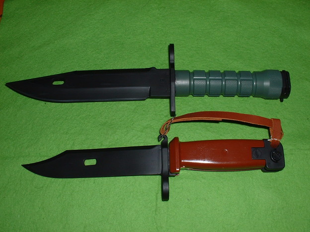 有井(アリイ　旧LS）「AK-74銃剣」　(下）と「米軍　M9 銃剣(上）Doburoku-TAO