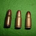 手持ち　８mm南部　実物（左）、オークション落札レジン（中）、頑（癌）住吉　南部１４年式付属（右）　Doburoku-T