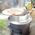 写真: 0513_大釜で豆を煮る