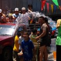 写真: songkran festival -- people throw water