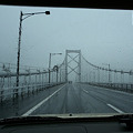 写真: 大雨の大鳴門橋